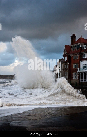 Les conditions de la mer du Nord créer une vue spectaculaire que les courbes briser contre le front de mer de Sandsend. Banque D'Images