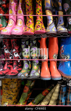 Bottes Wellington coloré en vente sur un étal du marché de Camden. Banque D'Images