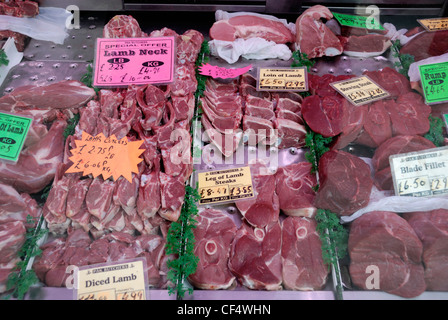 Divers différentes coupes de viande rouge sur l'affichage dans une boucherie fenêtre. Banque D'Images