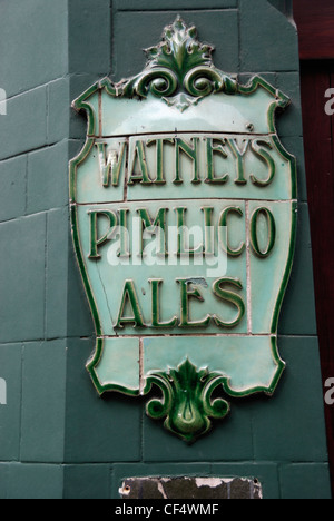 Un Watney's Pimlico plaque Ales à l'extérieur d'un pub de Londres. Banque D'Images