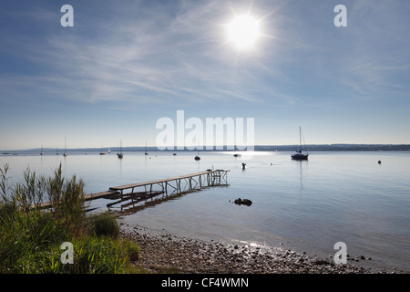 Allemagne, Berlin, Fuenfseenland, Breitbrunn, vue sur le lac Ammersee avec pier gate Banque D'Images