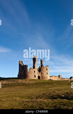 Le reste du château de Dunstanburgh, le plus grand château dans le Northumberland, construit au 14ème siècle. Banque D'Images