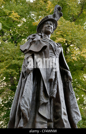 Statue de la reine Elizabeth la reine mère dans le centre commercial. La nouvelle statue a été dévoilée par Sa Majesté la Reine le 24 février 2009 Banque D'Images