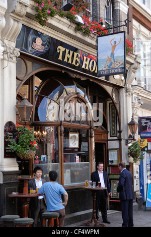 Les hommes d'affaires à l'extérieur de l'espoir de détente dans la rue Cowcross pub. Banque D'Images