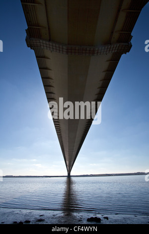 La face inférieure de l'Humber Bridge, le cinquième plus grand pont suspendu à travée unique au monde. Banque D'Images