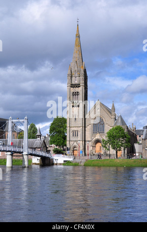 Le Nord de l'Église et pont suspendu sur la rivière Ness, Inverness, Écosse. Banque D'Images