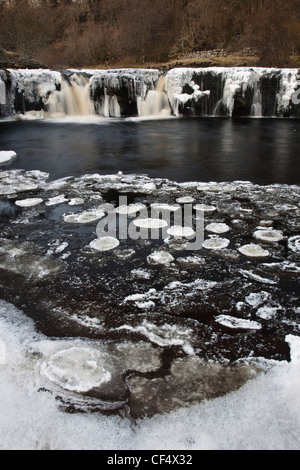 Le Wath Wain vigueur le la rivière Swale, gelés en hiver, dans le Parc National des Yorkshire Dales. Banque D'Images