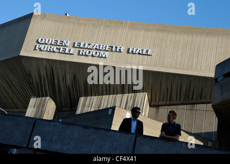 Deux hommes debout à l'extérieur du Queen Elizabeth Hall qui intègre la Purcell Room, partie de la South Bank Centre complexe. Banque D'Images