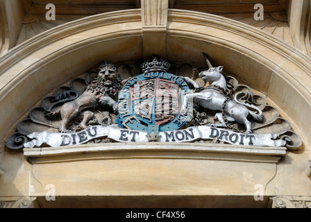 'Dieu et mon Droit' la devise et l'emblème de la monarchie britannique à l'extérieur d'un bâtiment. Banque D'Images