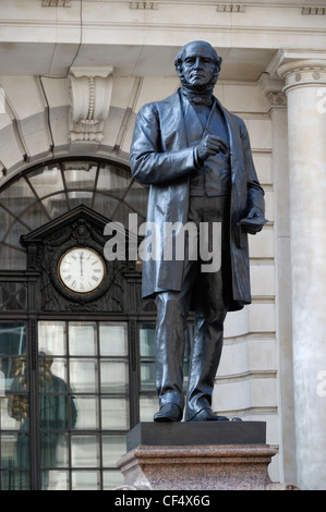 Statue de Sir Rowland Hill dans la rue King Edward. Les Infirmières de l'enseignant et réformateur social a fait campagne pour une refor Banque D'Images