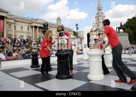 Déménagement Aides de pièces d'échecs géant fabriqué par Jaime Hay√≥n au cours d'une partie dans le cadre du tournoi, un consistin d'installation Banque D'Images