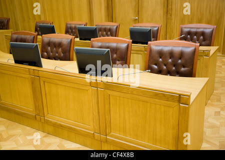 Des salles de conférence avec de magnifiques fauteuils en cuir et de tables en bois avec les microphones et les moniteurs, raccourcissement de côté Banque D'Images