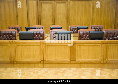 Des salles de conférence avec de magnifiques fauteuils en cuir et de tables en bois avec microphones et moniteurs Banque D'Images