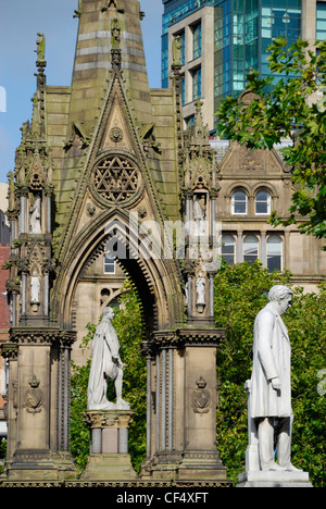 Le Albert Memorial et statue de Oliver Heywood dans Albert Square, Manchester. Banque D'Images