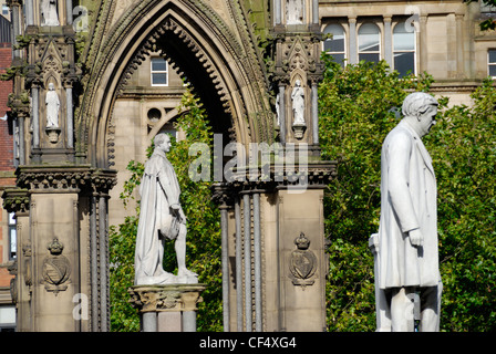 Le Albert Memorial et statue de Oliver Heywood dans Albert Square, Manchester. Banque D'Images