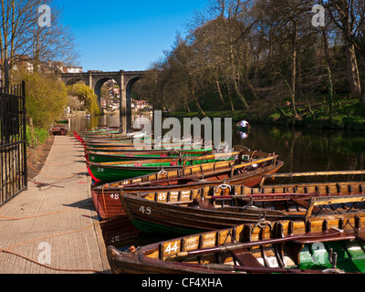 Location de bateaux à rames sur la rivière Nidd. Le Viaduc de Knaresborough, construit en 1851 pour transporter le trafic sur la rampe victorienne Nidd Banque D'Images