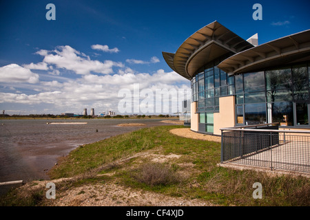 Le nouveau centre de visiteurs à RSBP Saltholme avec un paysage de la réserve naturelle de l'acier en déclin et l'industrie pétrochimique. Banque D'Images