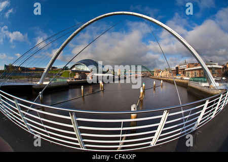 Vue depuis le pont du millénaire de Gateshead le long de la rivière Tyne vers le Sage Gateshead et Tyne Bridge. Banque D'Images