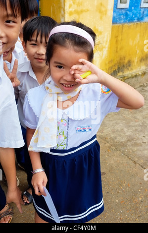 Petite fille et garçons, Hoi An, Vietnam Banque D'Images