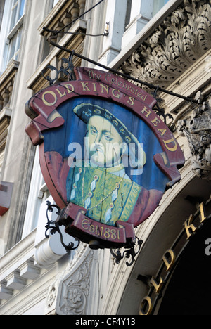 L'ancienne tête du roi sign en dehors de la pub à Borough High Street. Banque D'Images