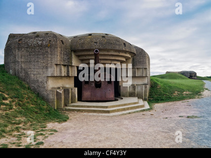 Normandie, France. Des armes à feu de la marine allemande à l'Longues sur mer batterie côtière, utilisé pour les forces américaines au cours de shell D-Day en 1944 Banque D'Images