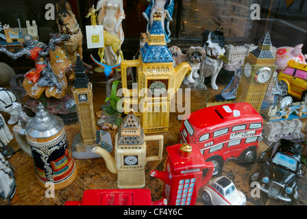 Souvenirs de Londres nouveauté exposée dans une vitrine. Banque D'Images
