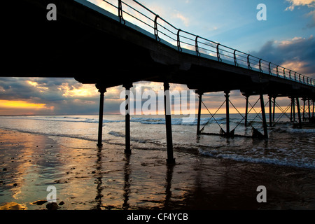 Coucher du soleil sur la mer depuis la jetée victorienne au-Saltburn-By The-Sea. Banque D'Images