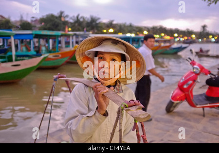 Femme vendeur de rue avec la hat et de l'épaule, des paniers de pod, Viêt Nam Banque D'Images