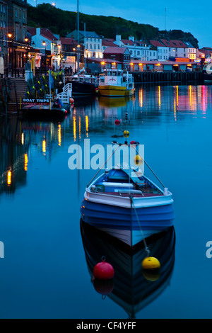 Les bateaux de plaisance amarrés dans le port de Whitby abaisser au crépuscule. Banque D'Images