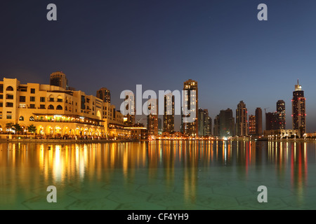 Gratte-ciel de Dubaï et d'autres bâtiments de nuit, vue à partir de l'eau Banque D'Images