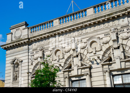 Bibliothèque centrale d'Islington dans un grand bâtiment à l'angle de Holloway Road et Fieldway Crescent. Banque D'Images