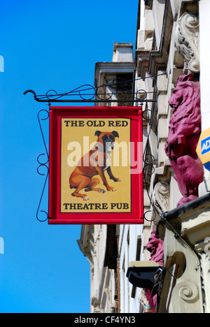 Le vieux lion rouge Theatre enseigne de pub projetées depuis l'avant du bâtiment à St John Street. Banque D'Images