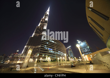 Dubaï - 18 avril : gratte-ciel Burj Dubaï et salon avec escalier de nuit vue générale, 18 avril 2010 À DUBAÏ, ÉMIRATS ARABES UNIS Banque D'Images