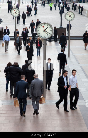 Trois des six horloges double face à Reuters Plaza par Konstantin Grcic, commandé par Canary Wharf. Le programme d'art public Banque D'Images