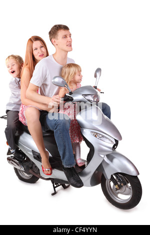 Père, mère et deux enfants est assis sur la moto. Isolées. L'accent sur la jambe droite du père. Banque D'Images