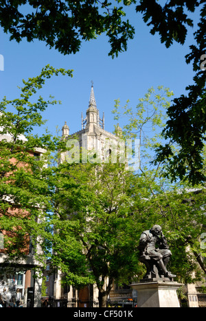 Eglise St Peter Mancroft et statue de Sir Thomas Browne en place de marché. Banque D'Images