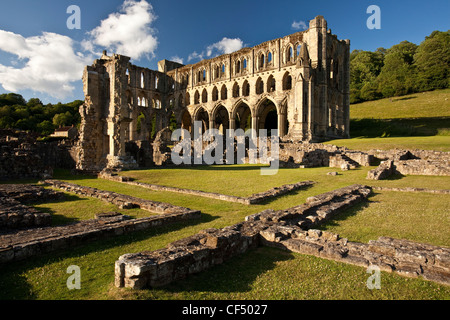 Les ruines de l'abbaye de Rievaulx, une ancienne abbaye cistercienne fondée en 1132 et dissoute par Henry VIII en 1538. Banque D'Images