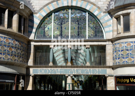 L'entrée de la Royal Arcade à Norwich, construit en 1899 sur le site de la cour de l'Hôtel Royal. Banque D'Images