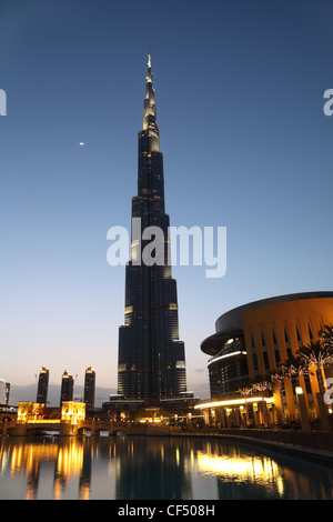 Dubaï - 18 avril : gratte-ciel Burj Dubaï et salon avec des palmiers et de l'eau de nuit vue générale, 18 avril 2010 À DUBAÏ, ÉMIRATS ARABES UNIS Banque D'Images