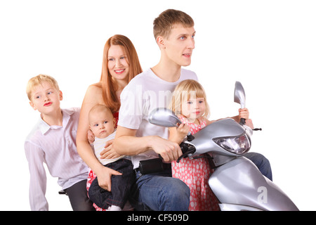 Père, mère et trois enfants est assis sur la moto. Isolées. Se concentrer sur le visage de Père. Banque D'Images