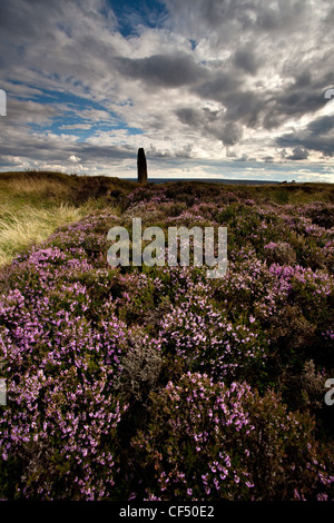 Standing Stone sur Blakey crête dans les North York Moors National Park. Banque D'Images