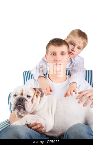 Père avec bulldog Anglais est assis sur une chaise. Son fils est debout derrière lui. Banque D'Images