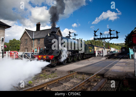 SR 4-6-0 Class S15 825 machine à vapeur laissant Grosmont Station sur le chemin de fer historique de North York Moors. Banque D'Images