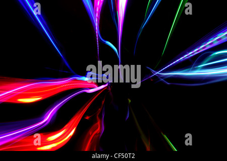 Résumé fond multicolore avec motion blured lines sur noir Banque D'Images