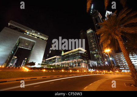 18 avril : Dubaï Dubai International Financial Centre d'autres bâtiments palms road près de la nuit, 18 avril 2010 à Dubaï ÉMIRATS ARABES UNIS Banque D'Images