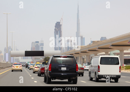 DUBAI - AVRIL 18 : vue générale sur, avec beaucoup de voitures, des gratte-ciel et de Burj Dubaï, 18 avril 2010 À DUBAÏ, ÉMIRATS ARABES UNIS Banque D'Images