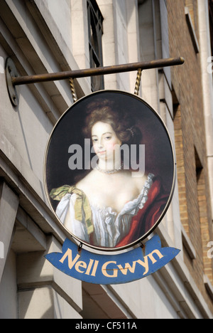 Nell Gwyn tavern sign en dehors de la pub sur le Strand, au centre de Londres. Banque D'Images