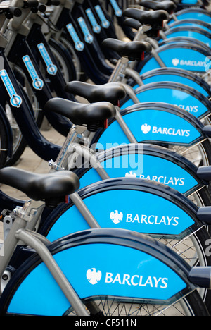 Une rangée de Barclays Cycle louer des vélos garés dans une station d'accueil. Banque D'Images