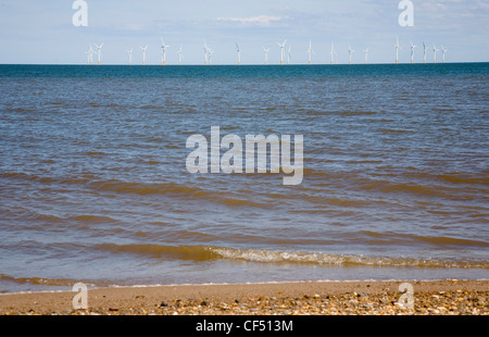 L'Angleterre, Lincolnshire, Skegness, Lincs Wind Farm au large, sur l'horizon montrant des pales de turbine. Banque D'Images