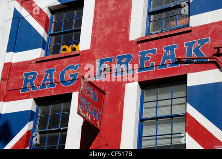 Grand Union Jack peint à l'extérieur de Rag Freak magasin de vêtements. Banque D'Images